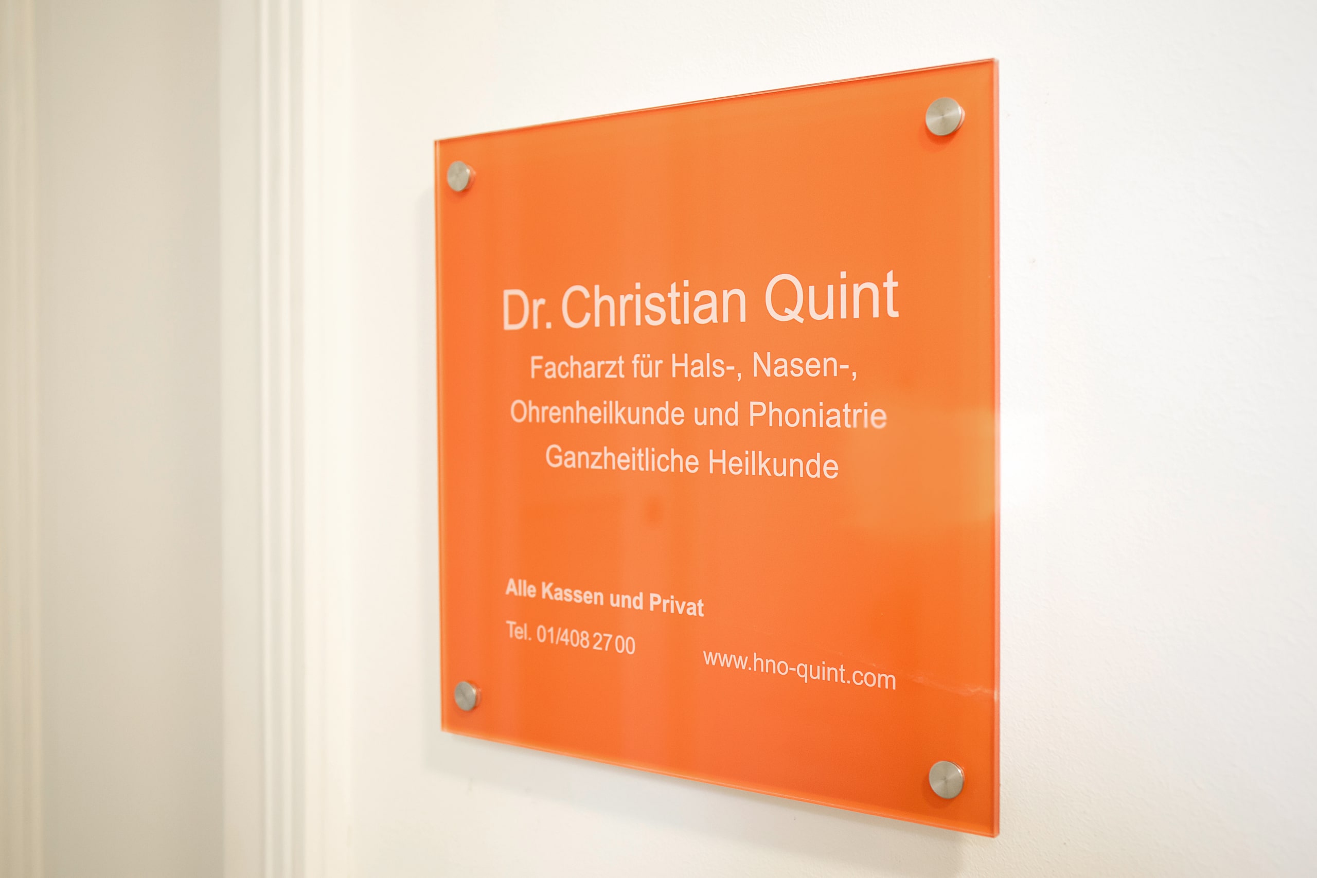 Empfangsschild von Dr. Christian Quint, Facharzt für Hals-, Nasen-, Ohrenheilkunde und Phoniatrie, mit Kontaktdaten und Website
